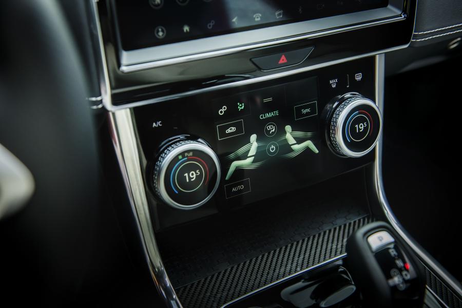 Детали интерьера Jaguar XE 300 R-Dynamic 2019 года  (NA) (фото 10 из 14)